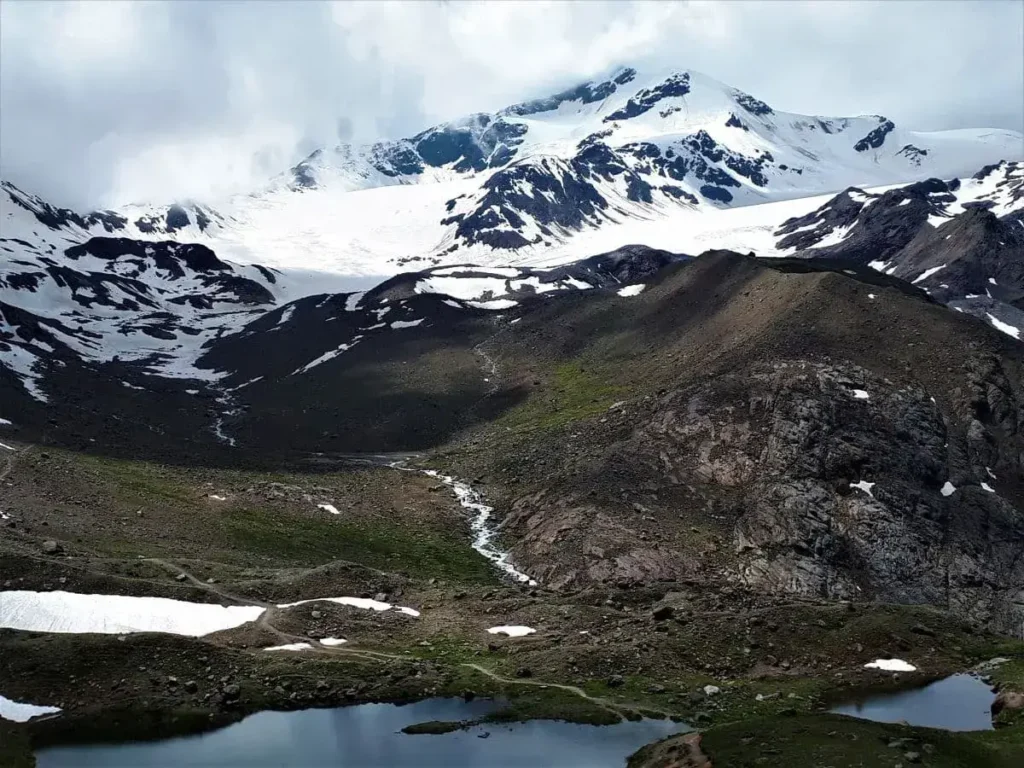 Aussicht von der Martellerhütte im Martelltal auf die Berge und Gletscher der Umgebung