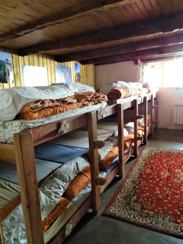 Zimmer während einer Hüttenübernachtung auf meiner Alpenüberquerung