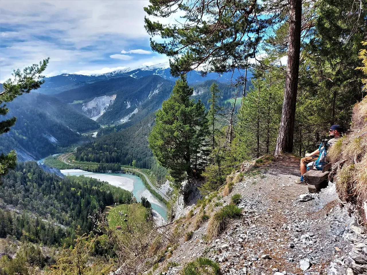 Jan geniesst die Aussicht auf Rheinschlucht vom Wanderweg zwischen Versam und Bonaduz
