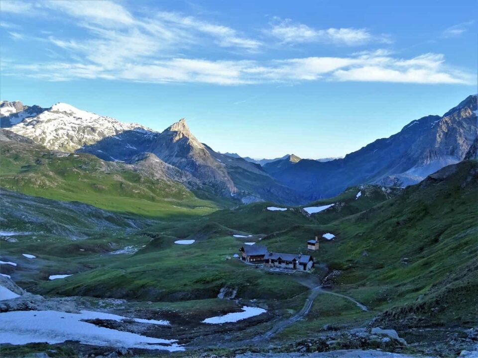 Vorbereitungen Alpenüberquerung: Buchungen von Alpenhütten  wie dieser in den französischen Alpen