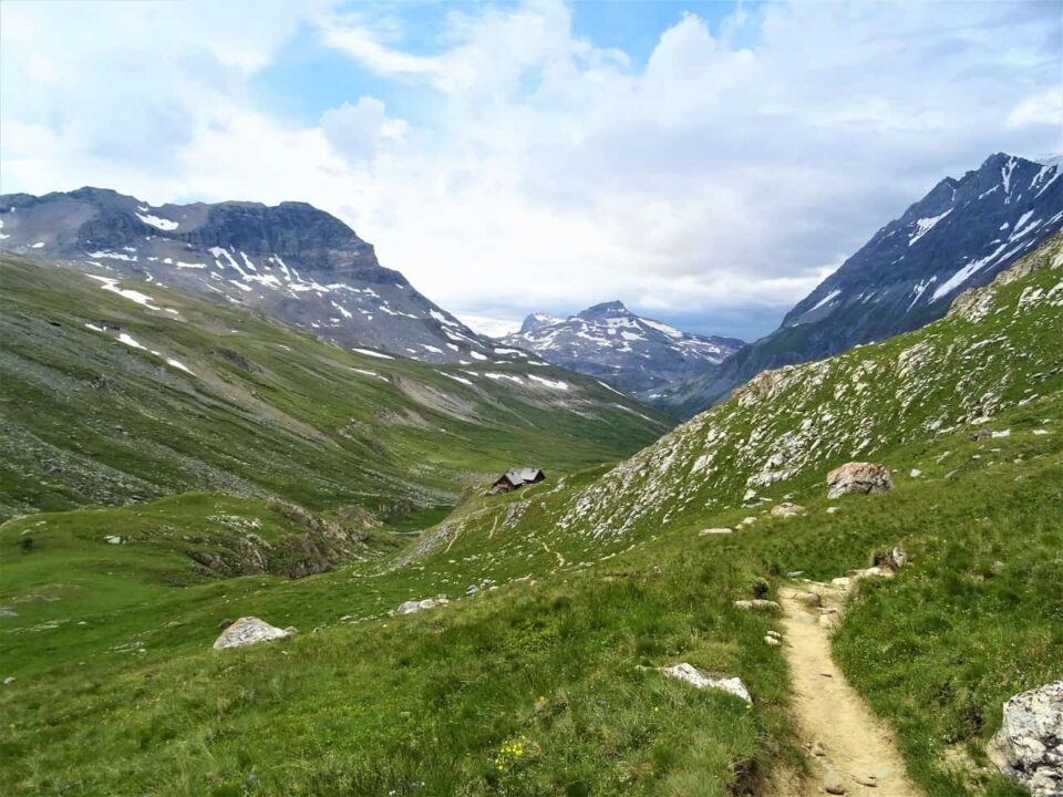 Vorbereitung Alpenüberquerung: Wanderweg zur Hütte in den französischen Alpen