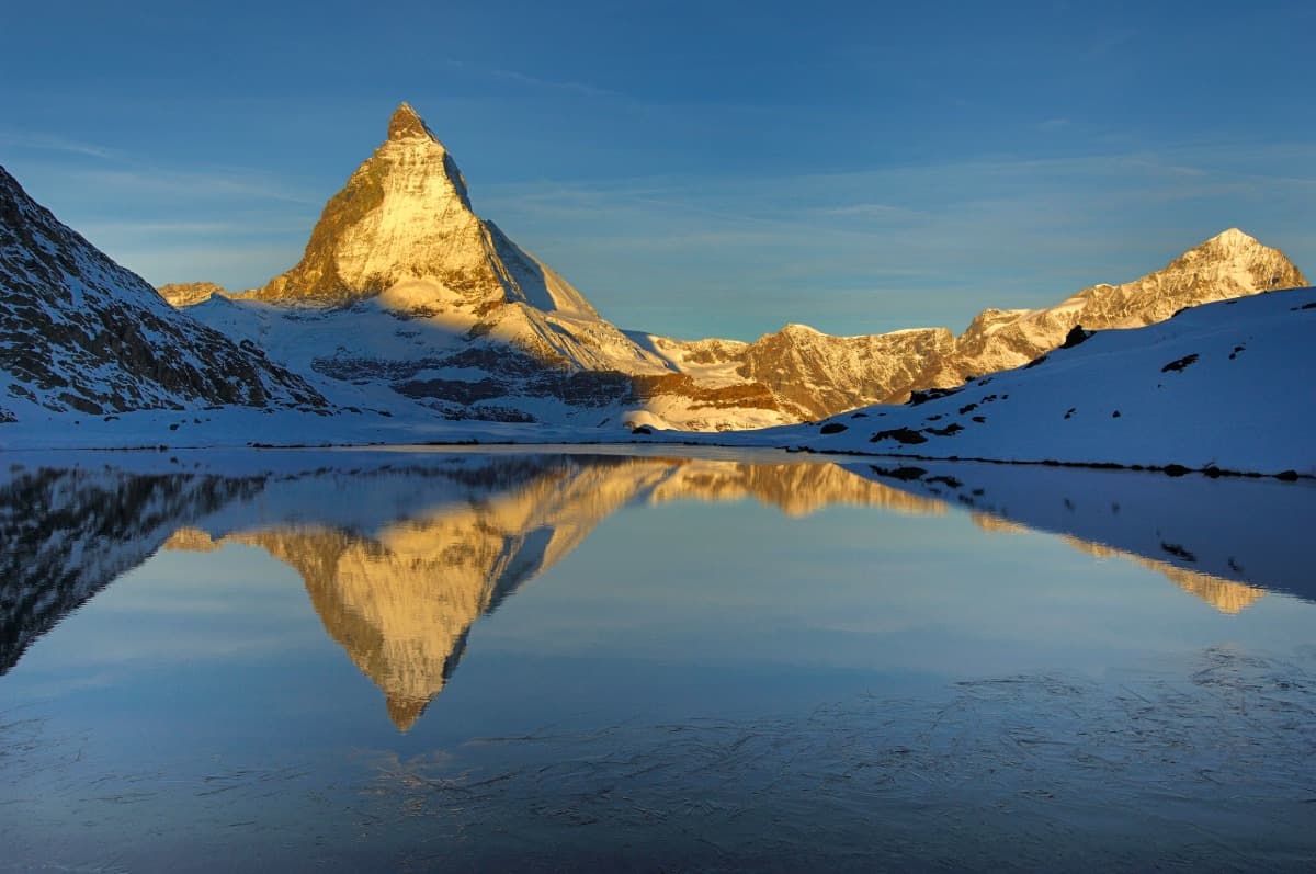Riffelsee mit Matterhornspiegelung bei Sonnenaufgang und Schnee