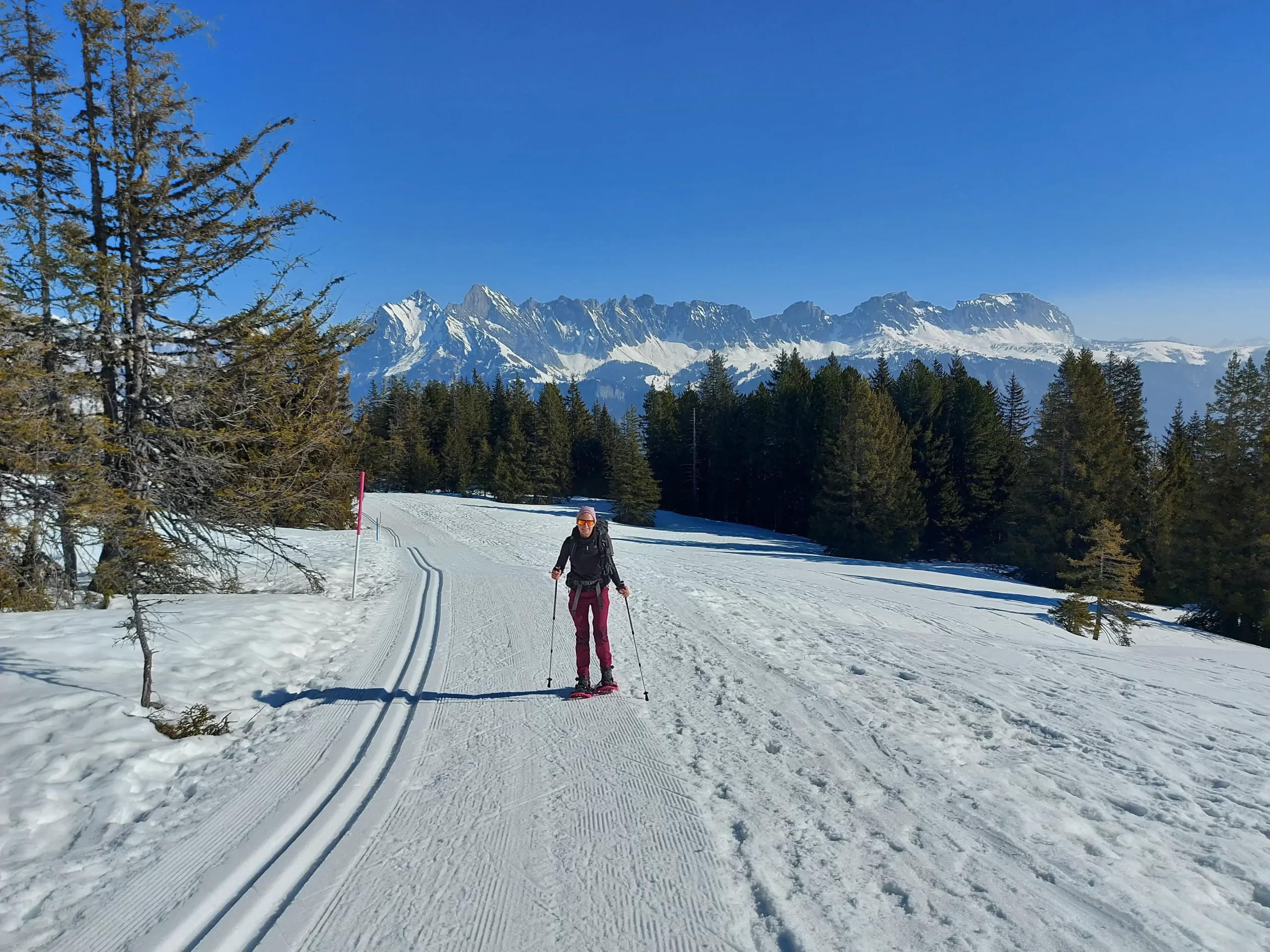 Linda auf einer präparierten Piste beim Schneeschuhwanderung am Flumserberg