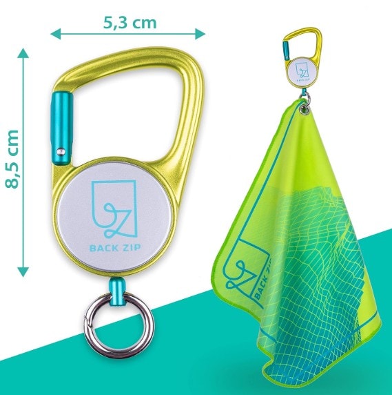 Grüner Back-zip Karabiner mit kleinem Mikrofaserhandtuch. Dieses Schweißtuch für Wanderer ist ein ideales Geschenk für Wanderungen an warmen Tagen.