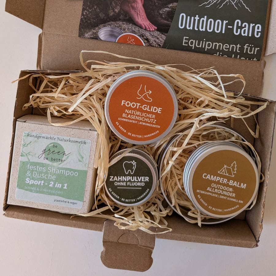 Geschenkkiste für Wanderer mit Outdoor Shampoo und Zahnpulver für die nächste Tour.