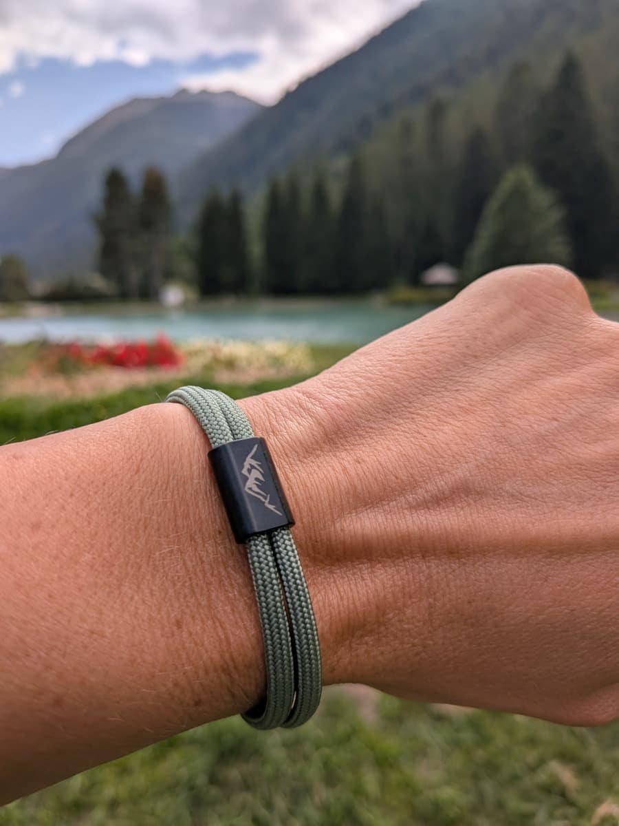 Das Armband mit Bergrelief ist das perfekt Geschenk für Wanderer, die ihre Bergliebe auch im Alltag tragen möchten.
