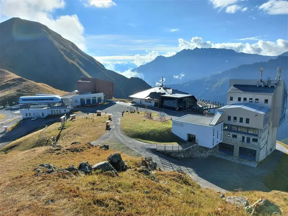 Ausblick auf die Bergstation Alptrider Sattel vom Aussichtspunkt