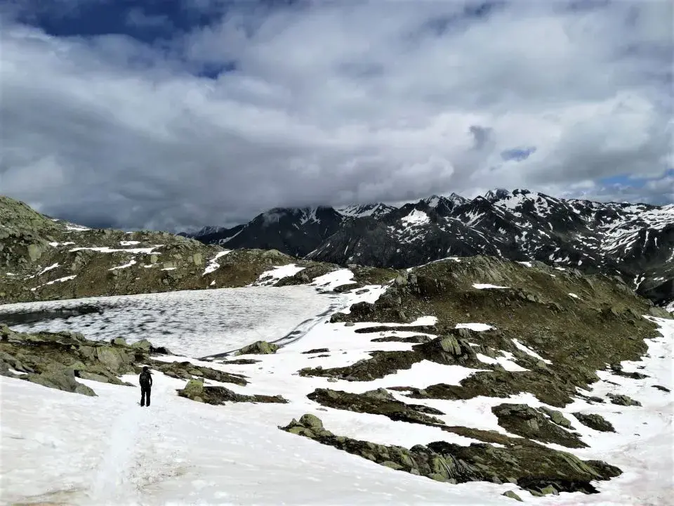 Laghi di Orsirora und der Wanderweg auf der 5 Seen Wanderung am Gotthardpass