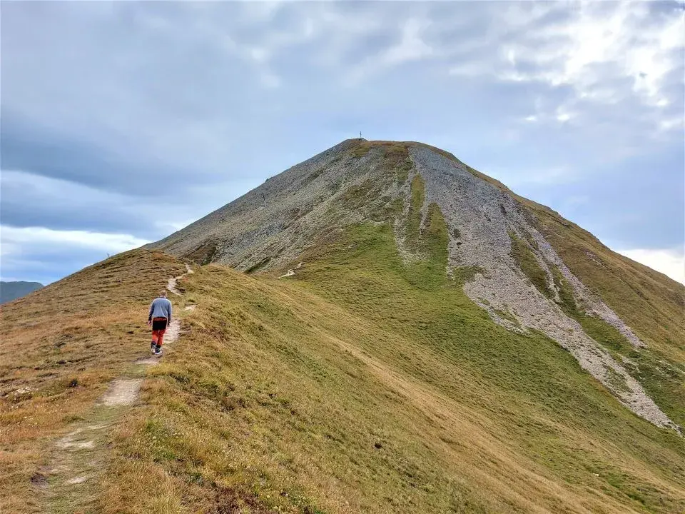 Aufstieg zum Gipfelkreuz am Piz Munschuns beim Wandern in Samnaun