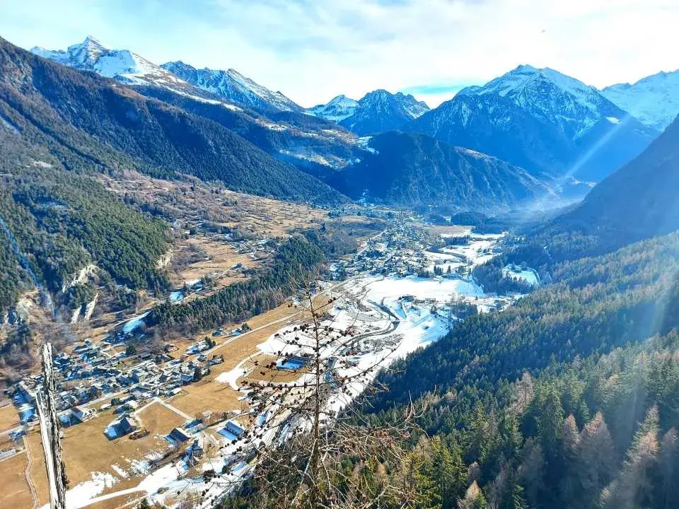 Ausblick auf Brusson im Val d'Ayas vom Wanderweg Ru Courtaud