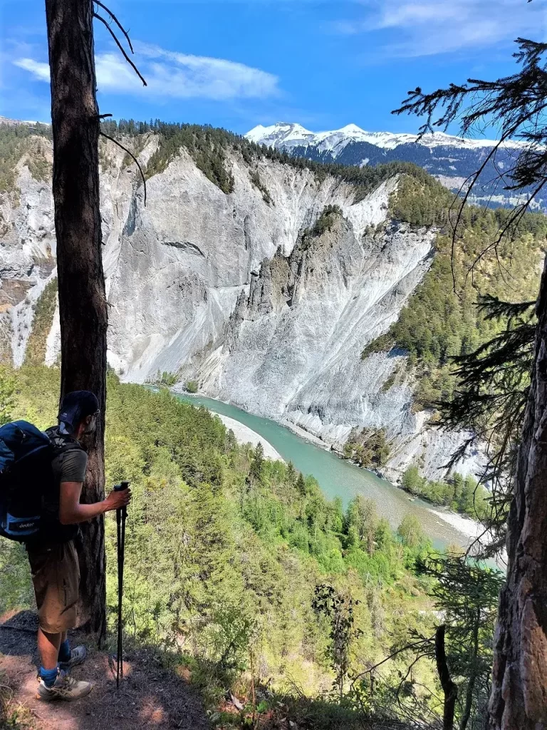 Jan blickt auf die Ruinaulta vom Wanderweg auf unserer Rheinschlucht Wanderung unterhalb Islabord, auf Weg von Trin nach Versam
