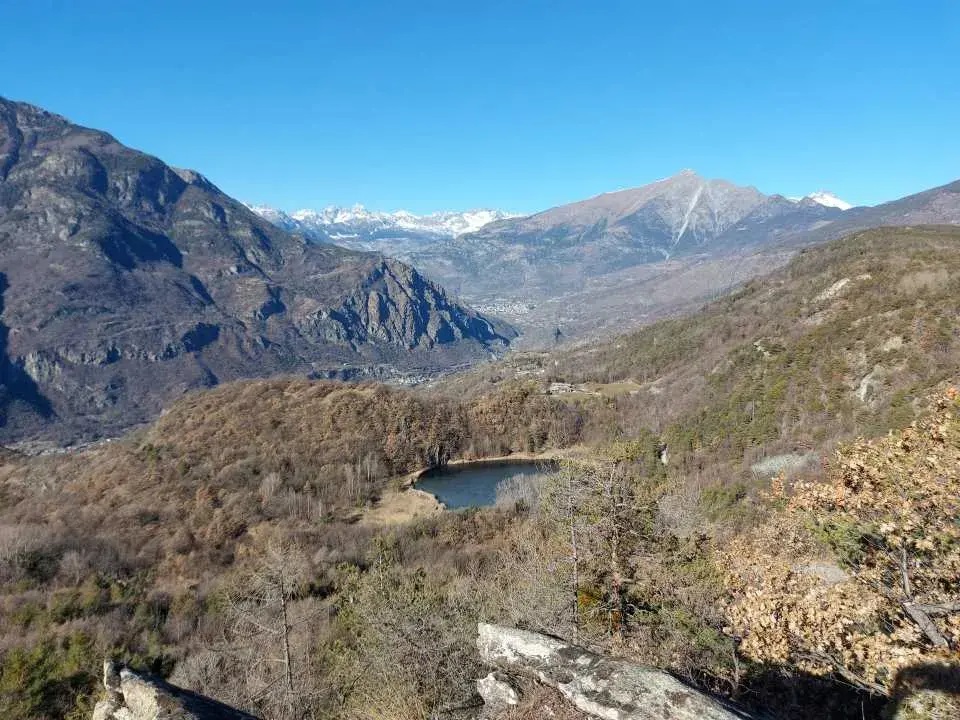 Ausblick auf den Lago di Ville und das Val d'Ayas
