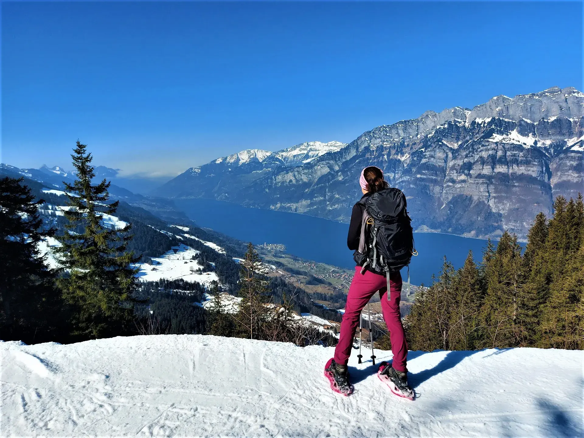 Blick vom schneebedeckten Flumserberg auf den Walensee