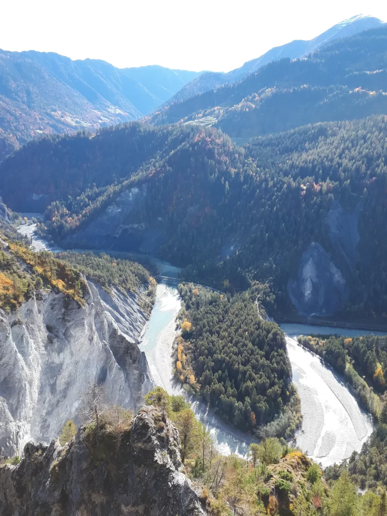 Ausblick auf die Rheinschlucht, von der Caumasee Wanderung