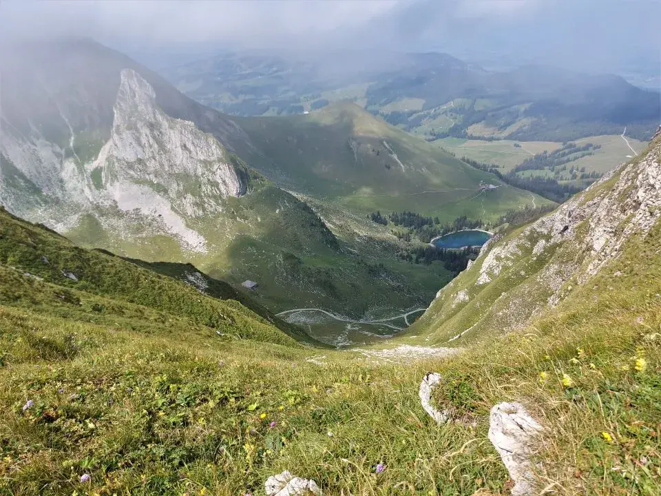 Ausblick vom Gantrisch Gipfel auf das Gantrischseeli 