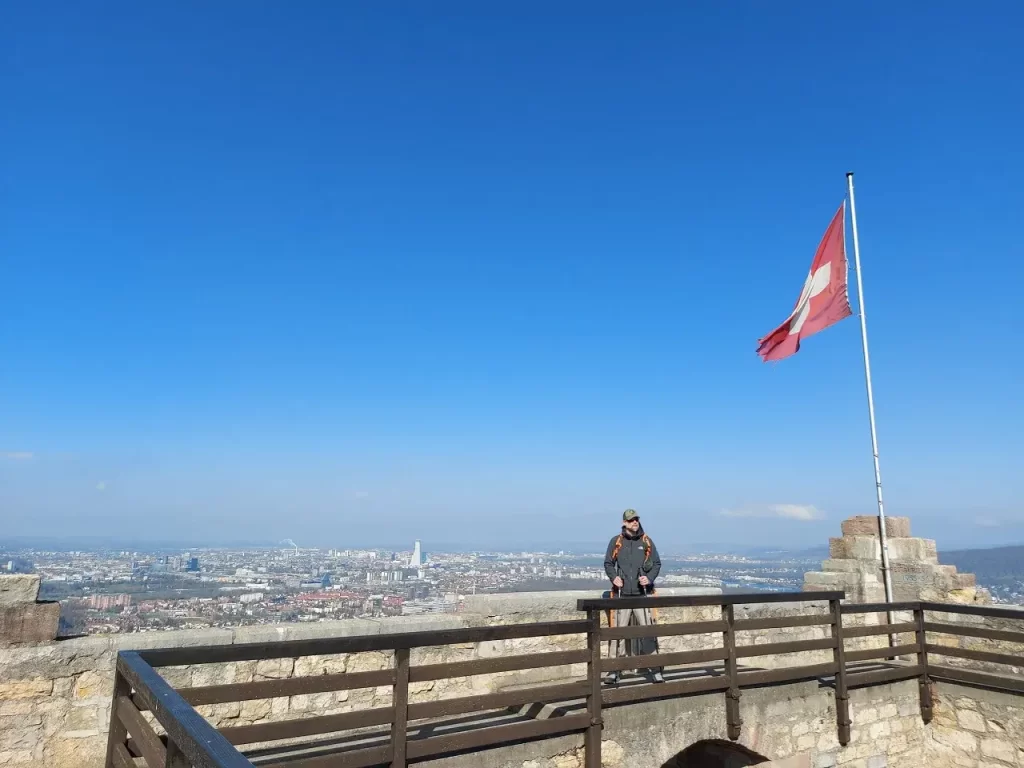 Aussichtspunkt beim Wandern in der Nordwestschweiz, auf der Burgruine Wartenberg bei Muttenz und Basel