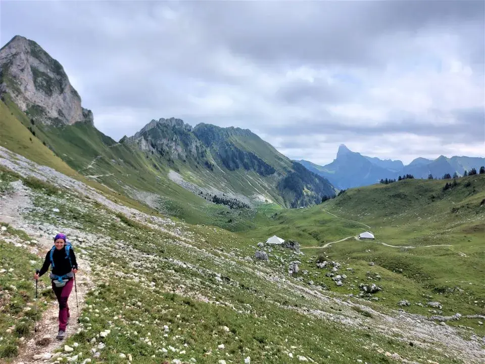 Linda wandert auf einem Bergpfad in Richtung Stockhorn auf dem Wanderweg zum Gantrisch Gipfel und Gantrischseeli