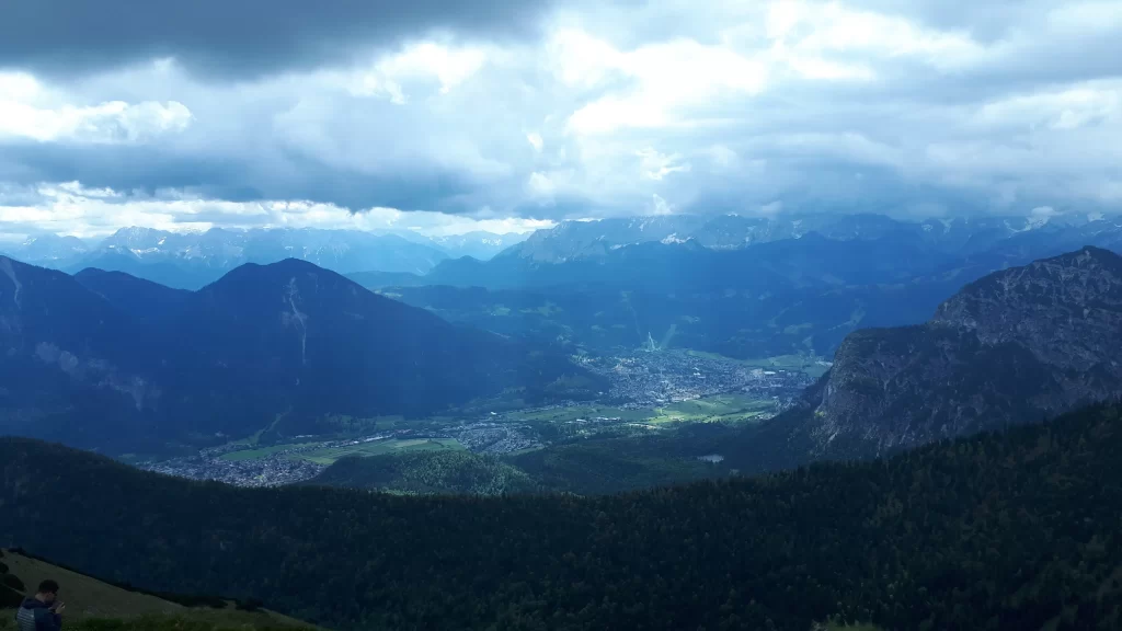 Aussicht auf Mittenwald vom Wörnersattel