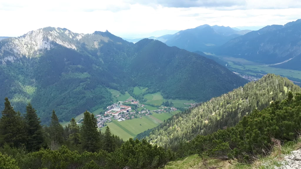 Aussicht auf das Karwendelgebirge vom Wörnersattel in Mittenwald