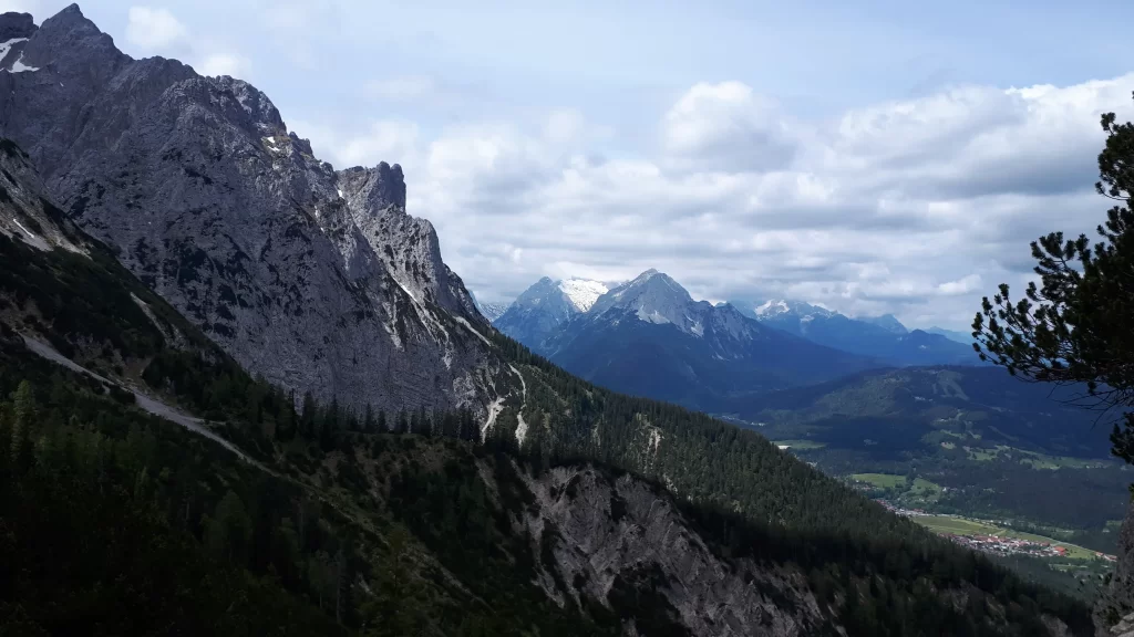 Aussicht auf Mittenwald vom Wörnersattel