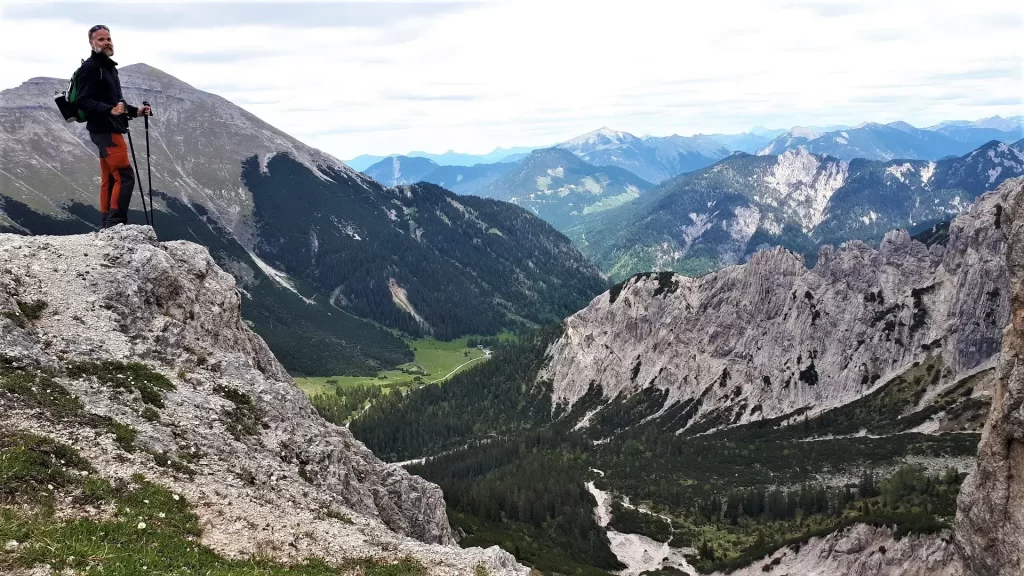 Sicht auf Vereineralm vom Wörnersattel, hoch über Mittenwald