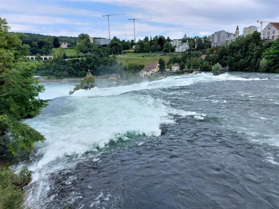 Aussicht auf den Rheinfall und die Stadt  Schaffhausen von der Rheinbrücke Laufen unterhalb des Schlosses