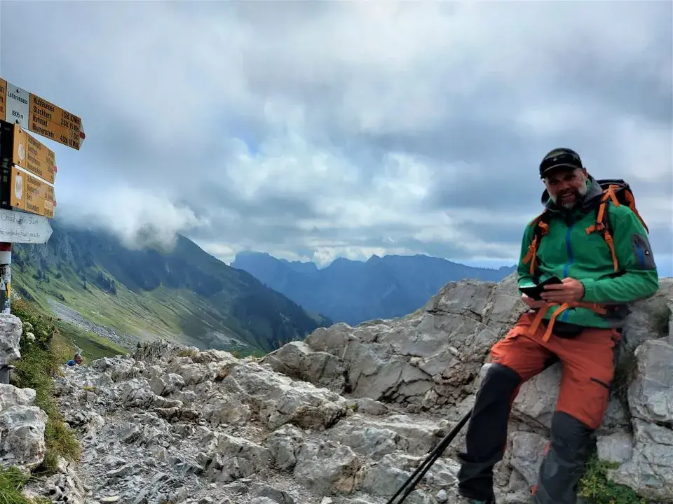 Jan geniesst die Aussicht vom Leiterepass Richtung Wasserscheide auf dem Wanderweg zum Gantrisch Gipfel und Gantrischseeli