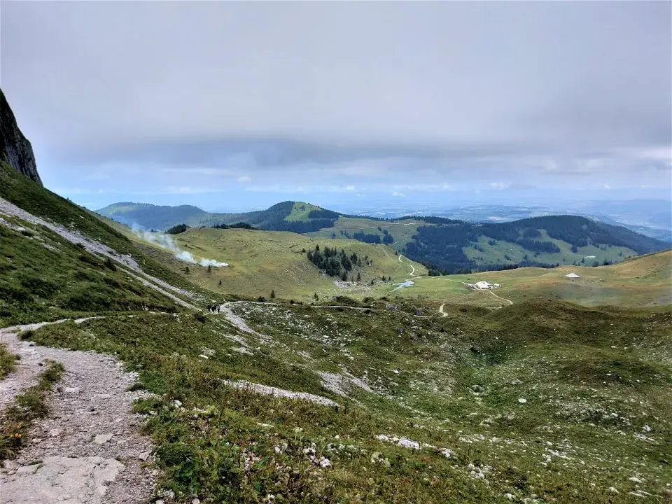 Aussicht vom Leiterepass Richtung Wasserscheide auf dem Wanderweg zum Gantrisch Gipfel und Gantrischseeli