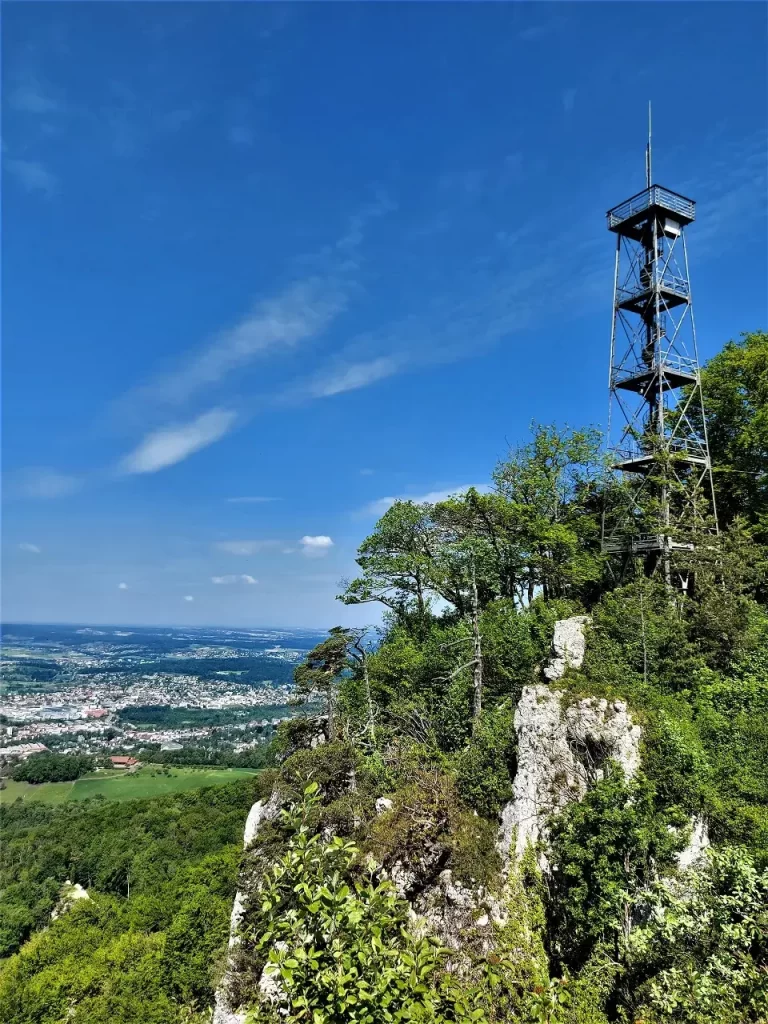 Aussicht von der Schartenflue auf den Gempenturn, beim Wandern in der Nordwestschweiz