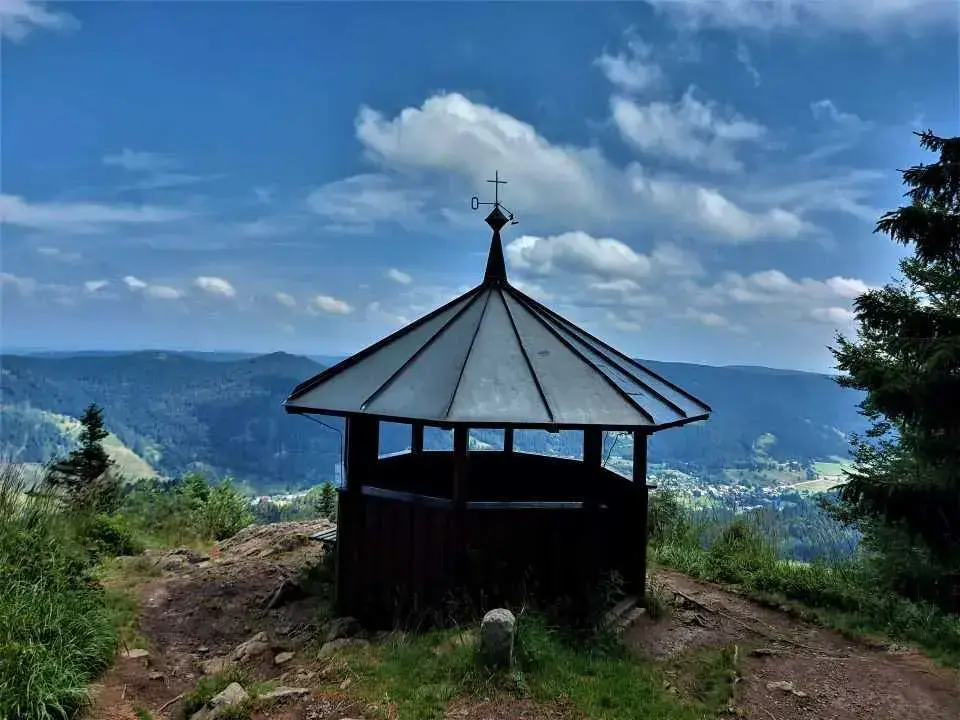 Aussichtspavillon auf dem Spießhorn, auf einem der Premiumwanderwege im Schwarzwald, dem Bernauer Hochtal Steig