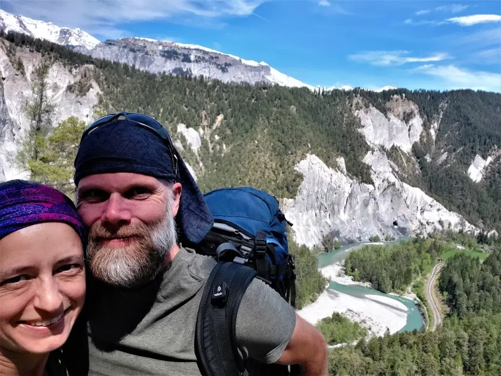 Linda und Jan posieren auf der Aussichtsplatform Islabord mit Blick in die Ruinaulta, kurz vor Versam
