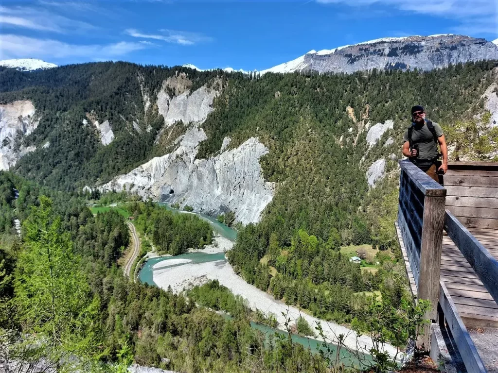 Aussichtsplattform Islabord oberhalb des Swiss Grand Canyon mit Blick in die Rheinschlucht