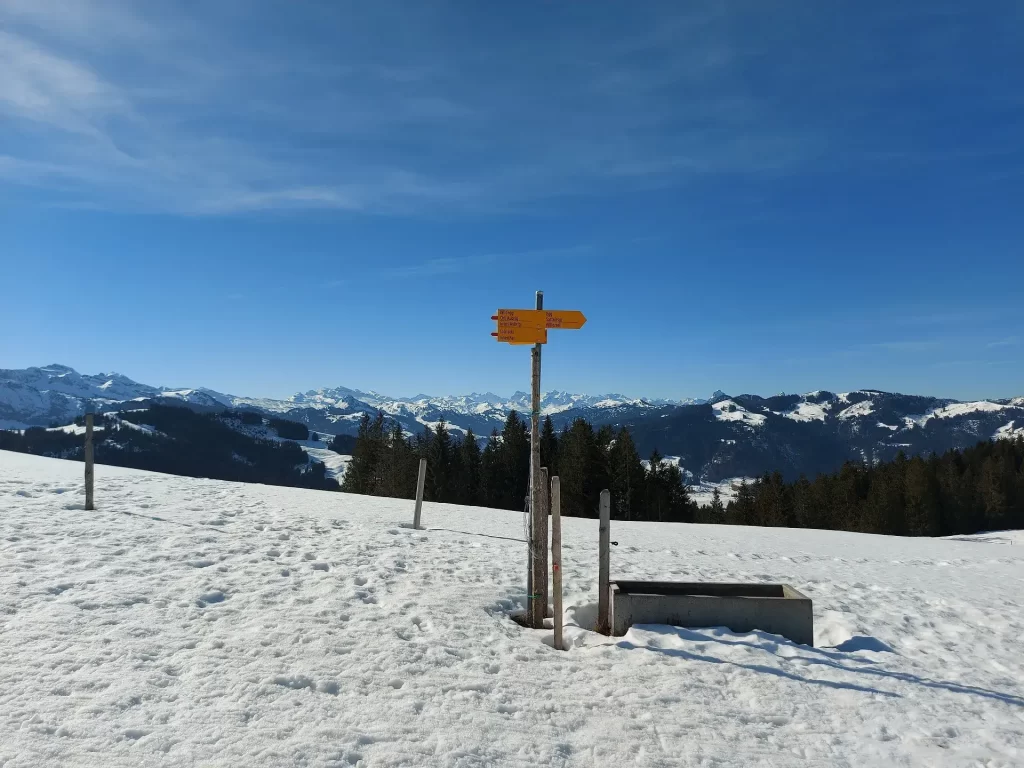 Aussichtspunkt Egg auf dem Wanderweg vom Sattelegg Richtung Chli Aubrig beim Schneeschuhwandern Sattelegg