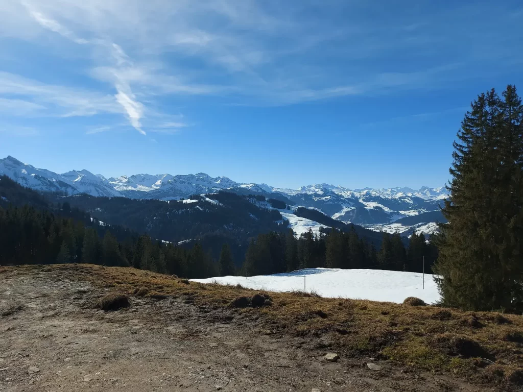 Aussichtspunkt Egg auf dem Wanderweg vom Sattelegg Richtung Chli Aubrig auf unserer Schneeschuhwanderung