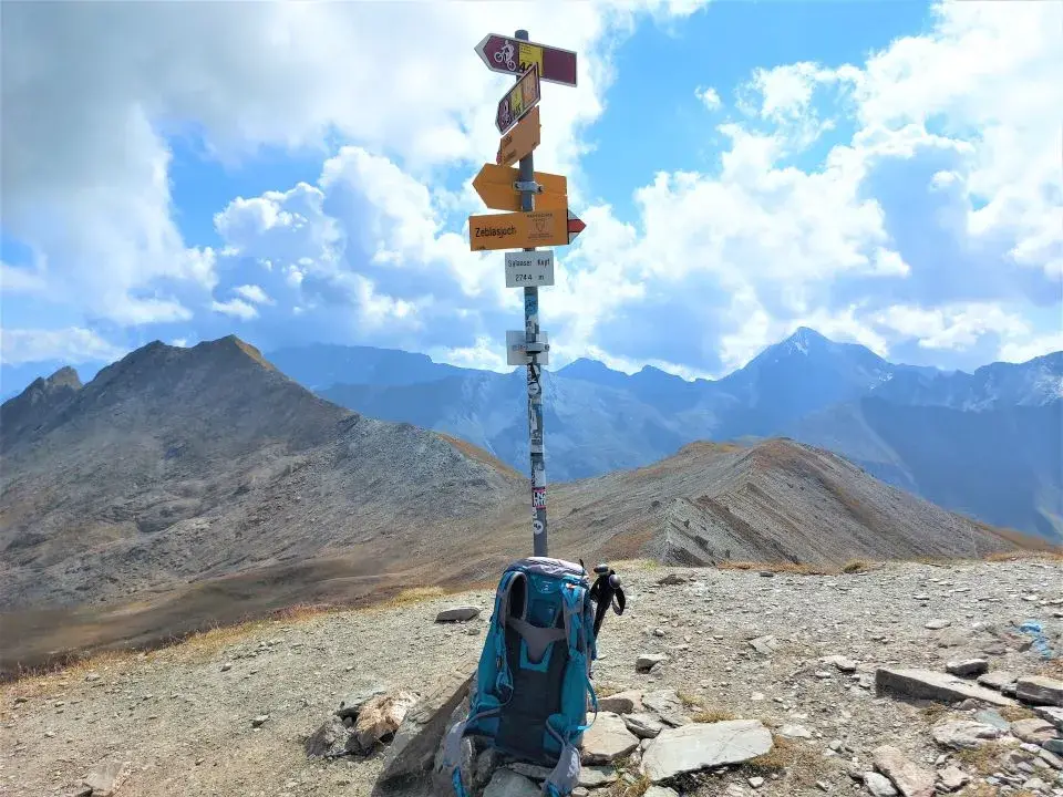 Lindas Wanderrucksack steht am Aussichtspunkt Salaaser Kopf auf dem Wanderweg Schmugglertour Samnaun vom Zeblasjoch über Salaaser Sattel, Viderjoch und Greitspitz