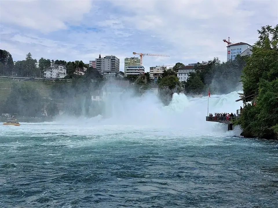 Aussichtspunkt am Rheinfall unterhalb des Schloss Laufen in Schaffhausen
