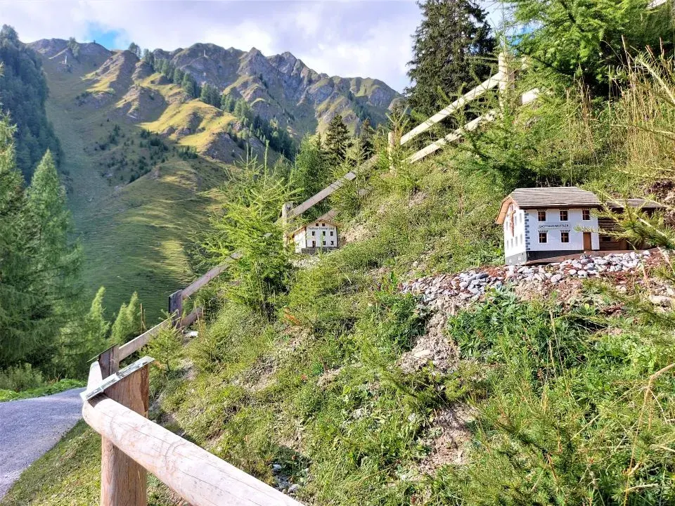 Ausstellung von Miniaturhäusern oberhalb von Samnaun Compatsch, auf der Wanderung vom Alptrider Sattel und Alp Bella