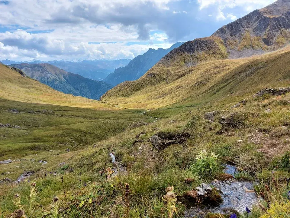 Bachlauf im Malfragtal auf dem Wanderweg vom Alptrider Sattel und Alp Bella nach Samnaun Compatsch
