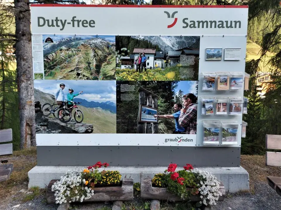 Beim Wandern in Samnaun passiert man an jedem Dorfeingang dieses Schild