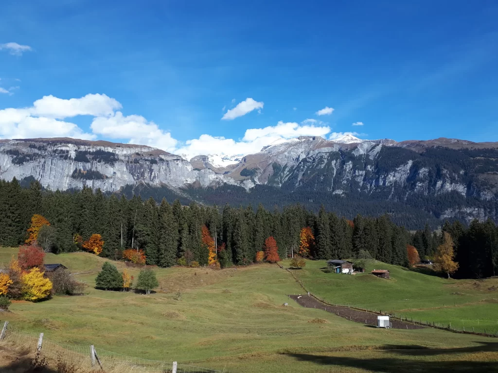 Bergpanorama auf der Höhe von Conn, auf der Wanderung vom Caumasee zur Rheinschlucht, dem Swiss Grand Canyon