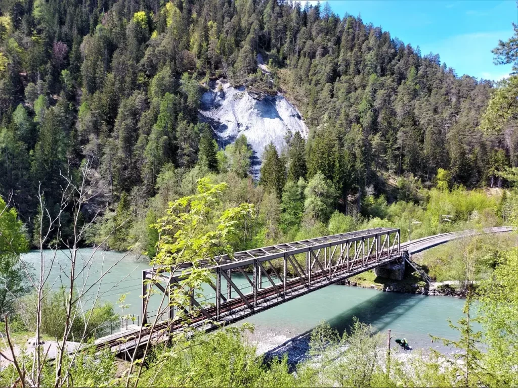 Blick auf Eisenbahnbrücke der Rheinschlucht unterhalb von Il Spir, auf der Wanderung von Trin nach Versam