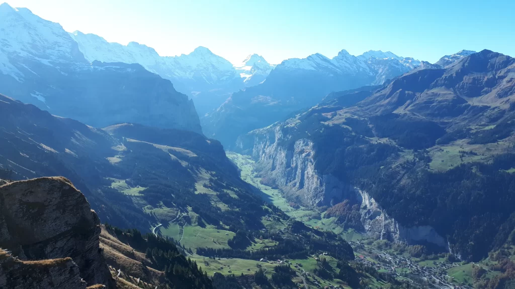 Das Genießen der Aussicht von Männlichen auf das Tal gehört zu den beliebtesten Grindelwald Aktivitäten im Sommer