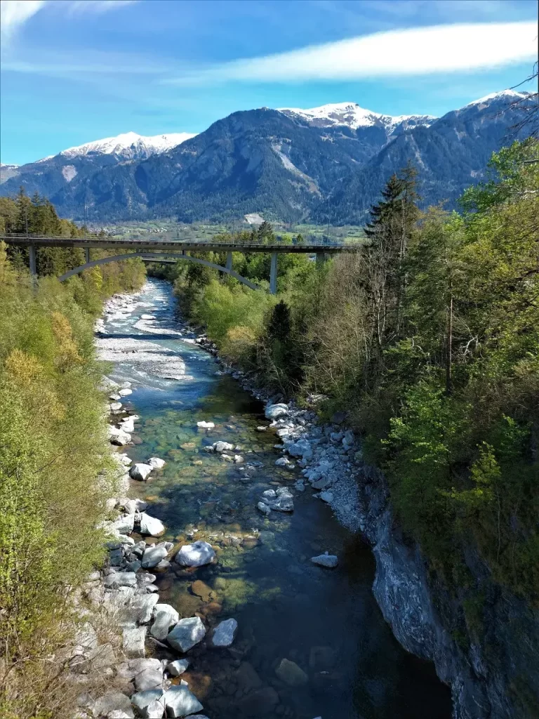 Blick auf Thusis und die Berge vom Wanderweg Richtung Viamala Schlucht und Traversinasteg