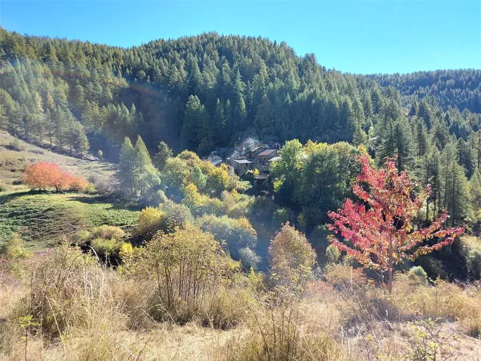 Blick auf das Dorf Puy vom Wanderweg ab dem Forte di Fenestrelle nach Usseaux und Lago del Laux