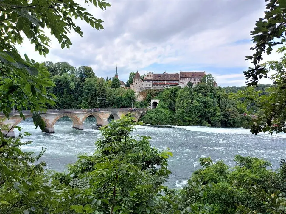 Blick auf den Rheinfall, Schloss Laufen und die Rheinbrücke Laufen