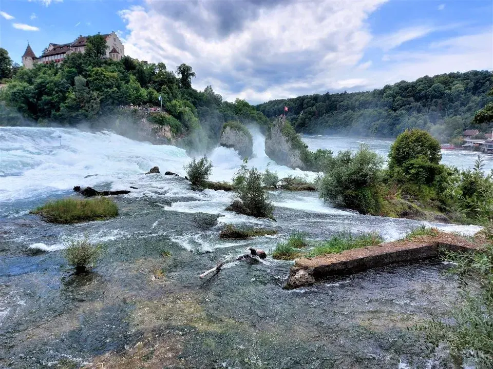 Blick auf den Rheinfall mit seinem Mittelfelsen und Schloss Laufen