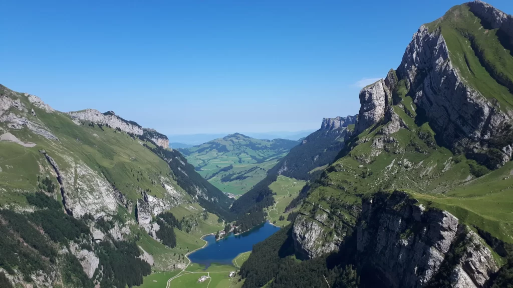 Blick auf den Seealpsee von der Meglisalp, auf der Wanderung vom Lisengrat