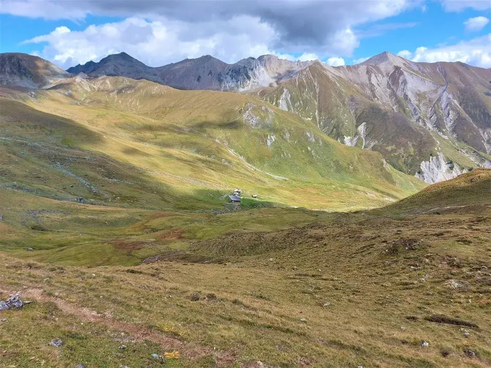 Blick auf die Fliesser Stieralphütte im Zanderstal, oberhalb von Samnaun Compatsch, kommend vom Alptrider Sattel und der Alp Bella