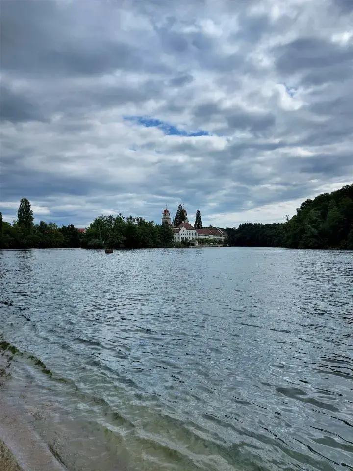 Blick auf die Klosterkirche Rheinau auf der Klosterinsel Rheinau, auf dem Wanderweg der Rheinschleife zum Rheinfall