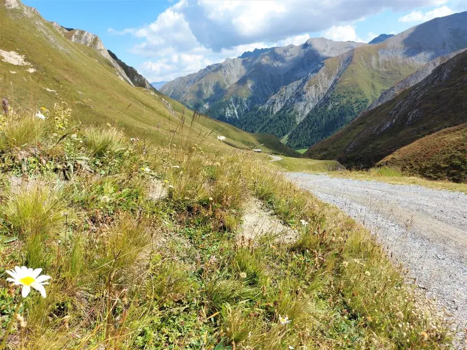 Blick auf die Samnauner Bergwelt vom Wanderweg Schmugglertour Samnaun vom Zeblasjoch über Salaaser Sattel, Viderjoch und Greitspitz